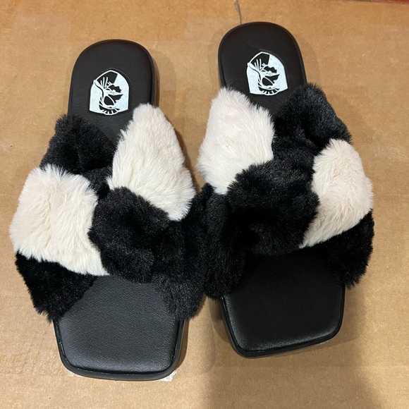 VHNY Shoes - VHNY Black and Cream Fur Women's Slippers NWT